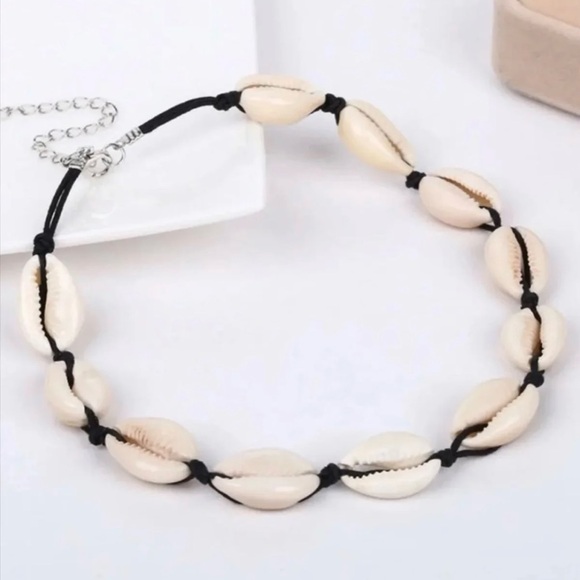 Shell Choker Necklace - Picture 2 of 3